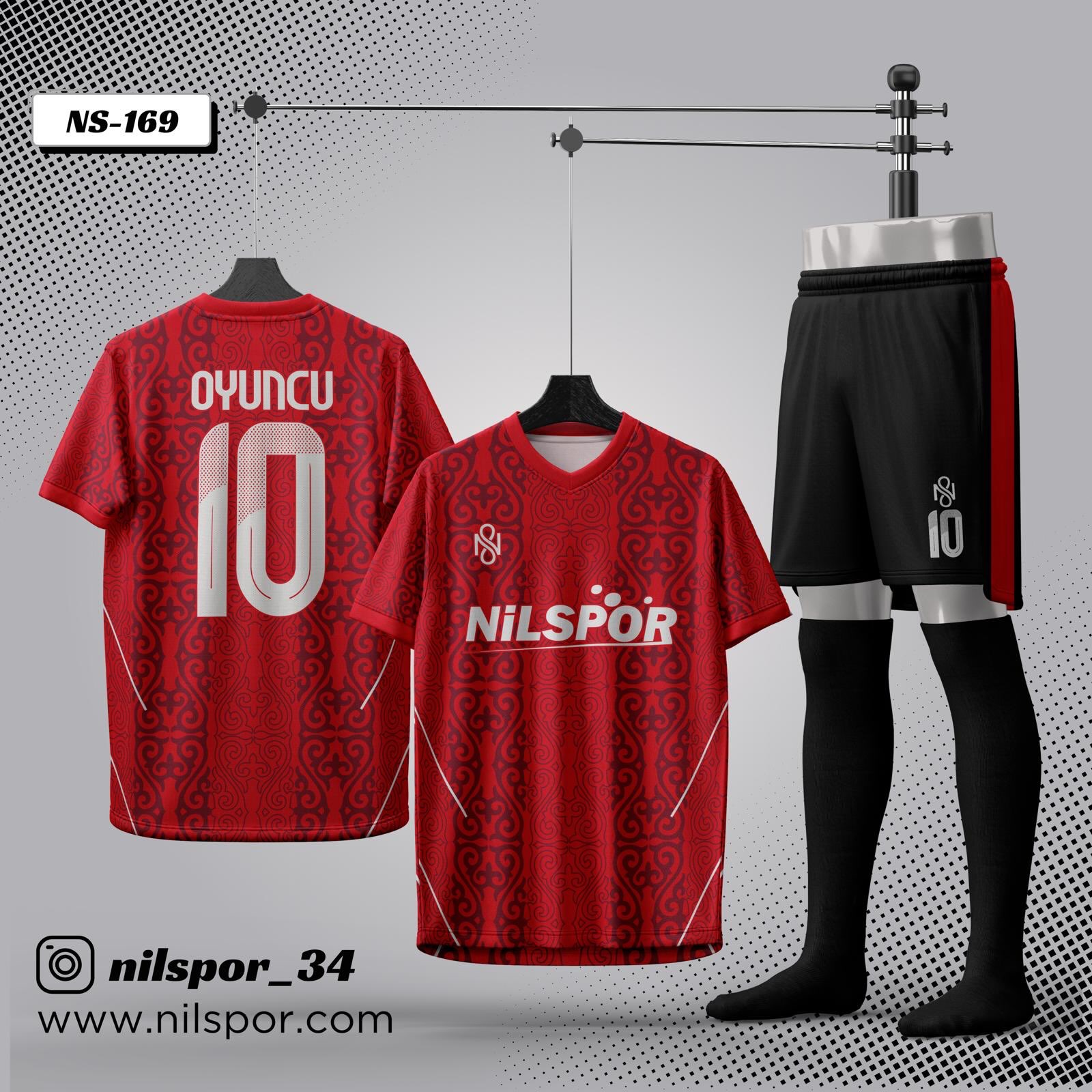 Kırmızı renkli, geleneksel motif desenli futbol forması modeli. Siyah şort ve siyah çorapla birlikte ön ve arka görünümü gösterilen V yaka takım forması.