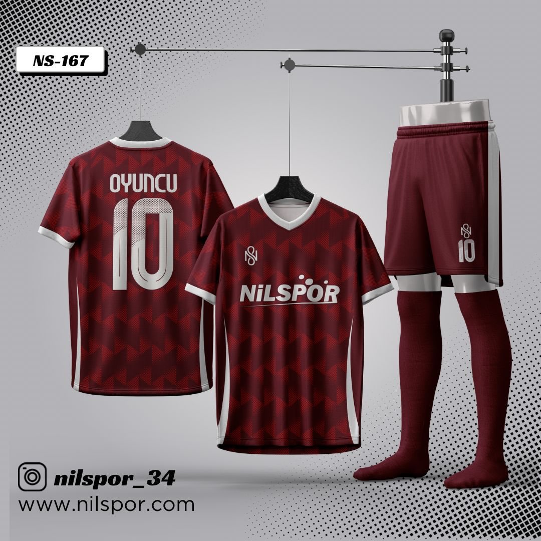 Bordo kırmızı geometrik desenli futbol forması, şort ve çorap takımı