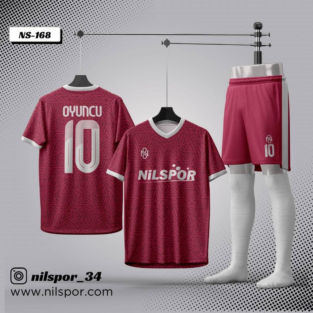 Pembe yıldız desenli futbol forması, şort ve çorap takımı
