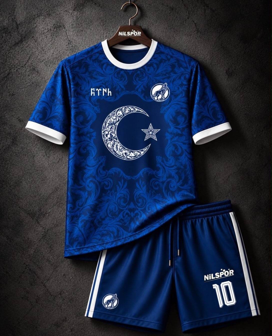 Osmanlı motifli, ay yıldız desenli, beyaz yaka ve kol detaylarına sahip mavi futbol forması ve lacivert şort takımı.
