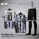 mavi beyaz dikey çubuklu yılan figürlü futbol forması, özel tasarım piton desenli futbol forması yaptırma, dijital baskılı agresif tasarım takım forması siparişi, modern grafikli halı saha forma seti üretimi.