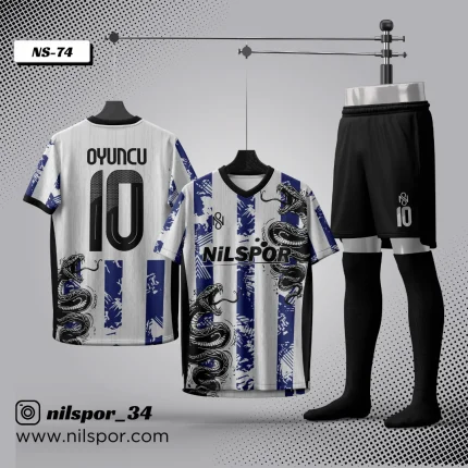 mavi beyaz dikey çubuklu yılan figürlü futbol forması, özel tasarım piton desenli futbol forması yaptırma, dijital baskılı agresif tasarım takım forması siparişi, modern grafikli halı saha forma seti üretimi.