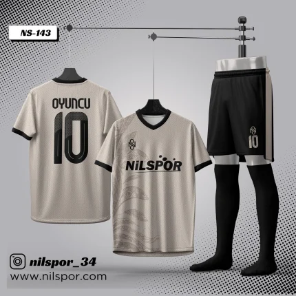 Krem siyah geometrik desenli özel tasarım futbol forması, siyah şort ve çorap takımı