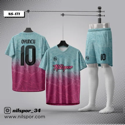 Açık turkuaz ve pembe renk geçişli, yaprak desenli futbol forması modeli; forma ve şorttan oluşan özel takım tasarımı.