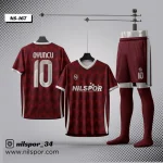 Kırmızı bordo geometrik desenli futbol forması, şort ve çorap takımı