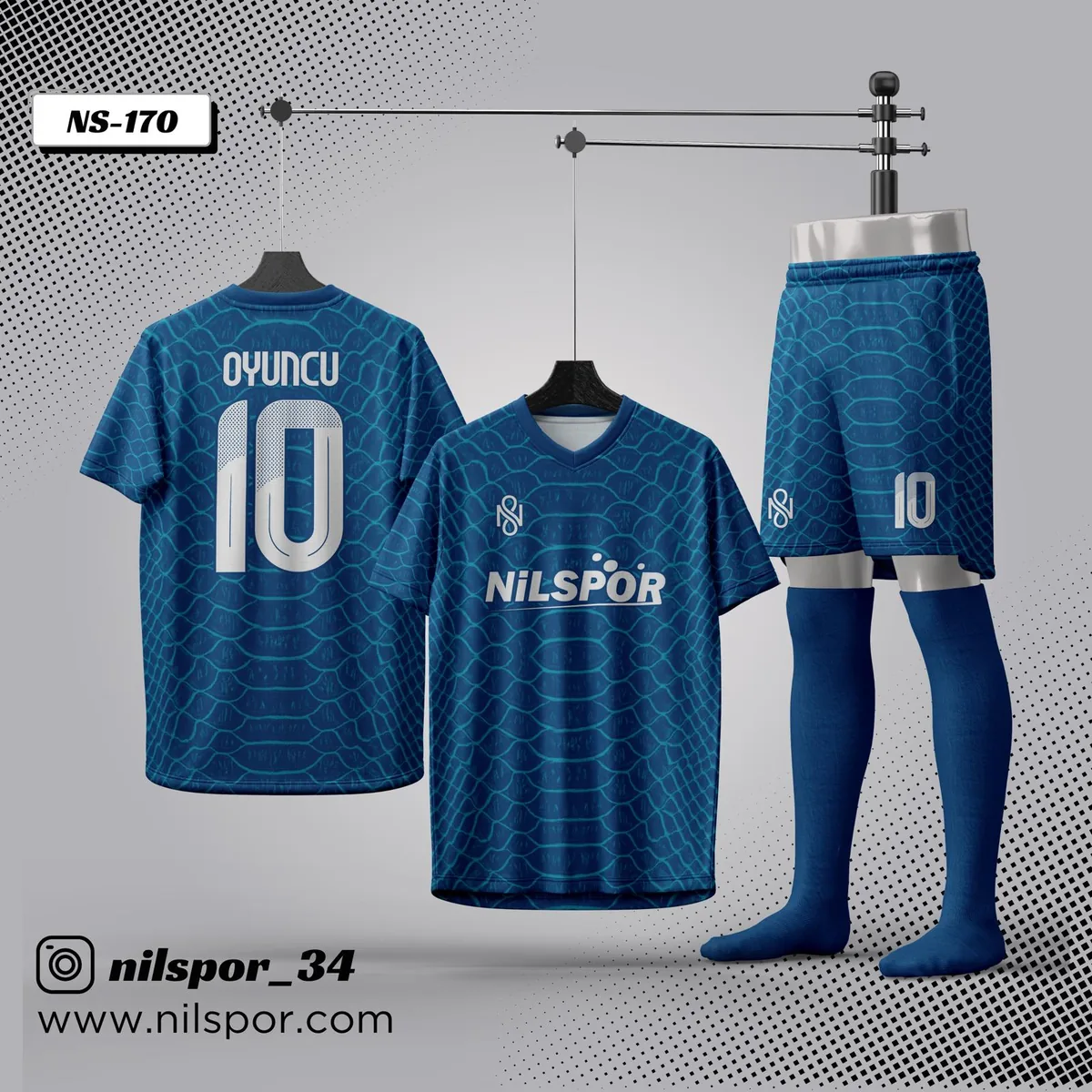 Lacivert Turkuaz Futbol Forması Modeli Lacivert ve turkuaz renkli, desenli futbol forması modeli; V yaka forma, şort ve lacivert çorap takımı.