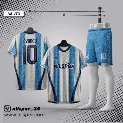 Mavi beyaz geleneksel motif desenli futbol forması, şort ve çorap takımı