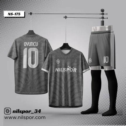 Kişiye özel tasarlanan gri futbol forması, şort ve çoraptan oluşan Nilspor forma seti.
